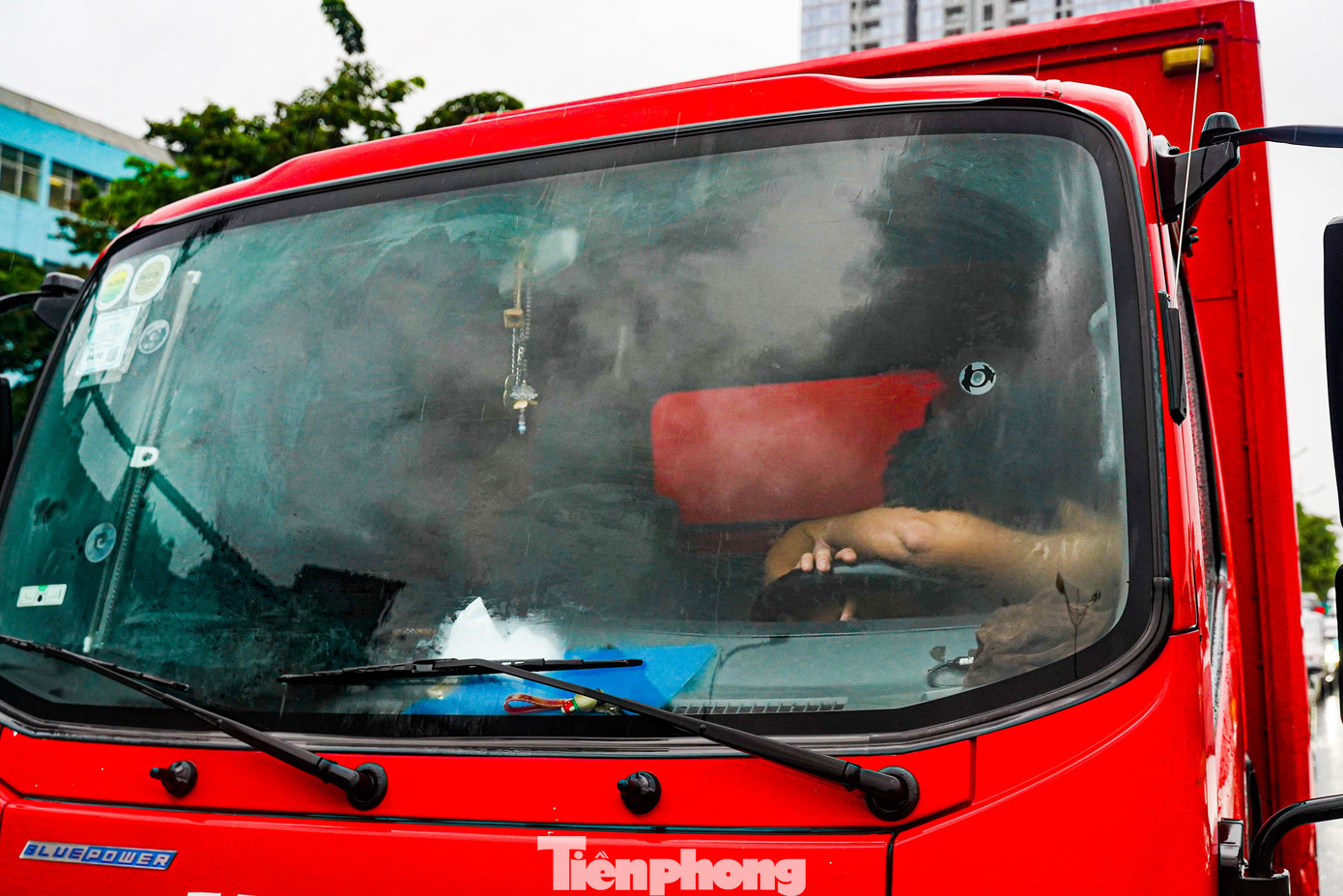 Hà Nội phố thành sông, giao thông tê liệt, xe máy 'rồng rắn' leo cao tốc giữa biển nước- Ảnh 11.