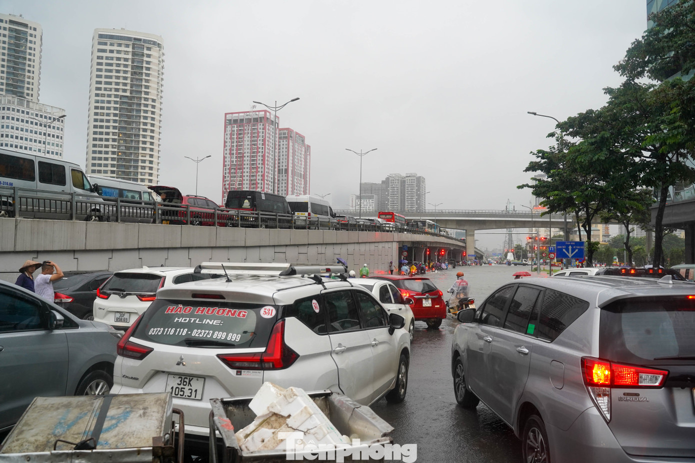 Hà Nội phố thành sông, giao thông tê liệt, xe máy 'rồng rắn' leo cao tốc giữa biển nước- Ảnh 12.