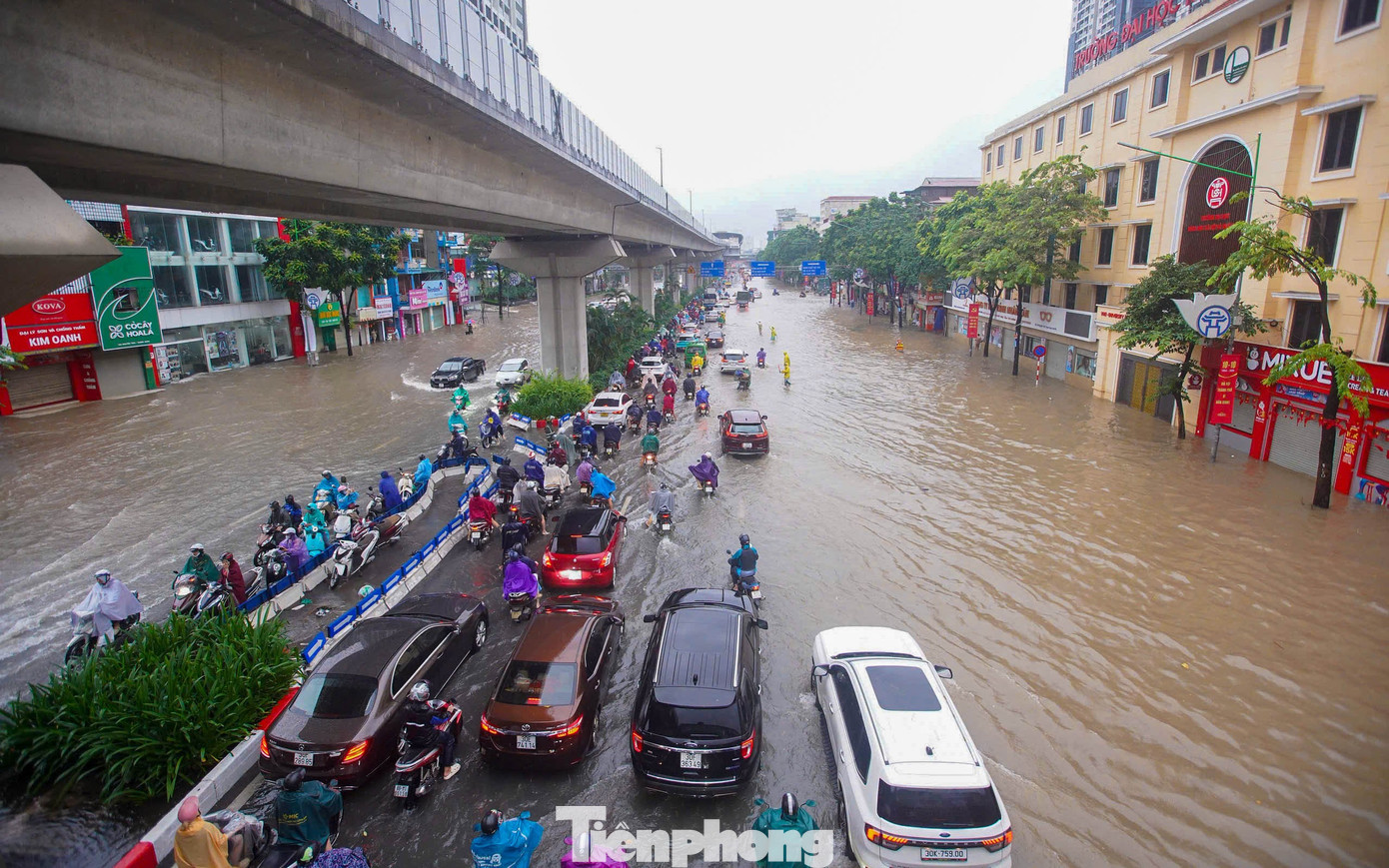 Hà Nội phố thành sông, giao thông tê liệt, xe máy 'rồng rắn' leo cao tốc giữa biển nước- Ảnh 19.