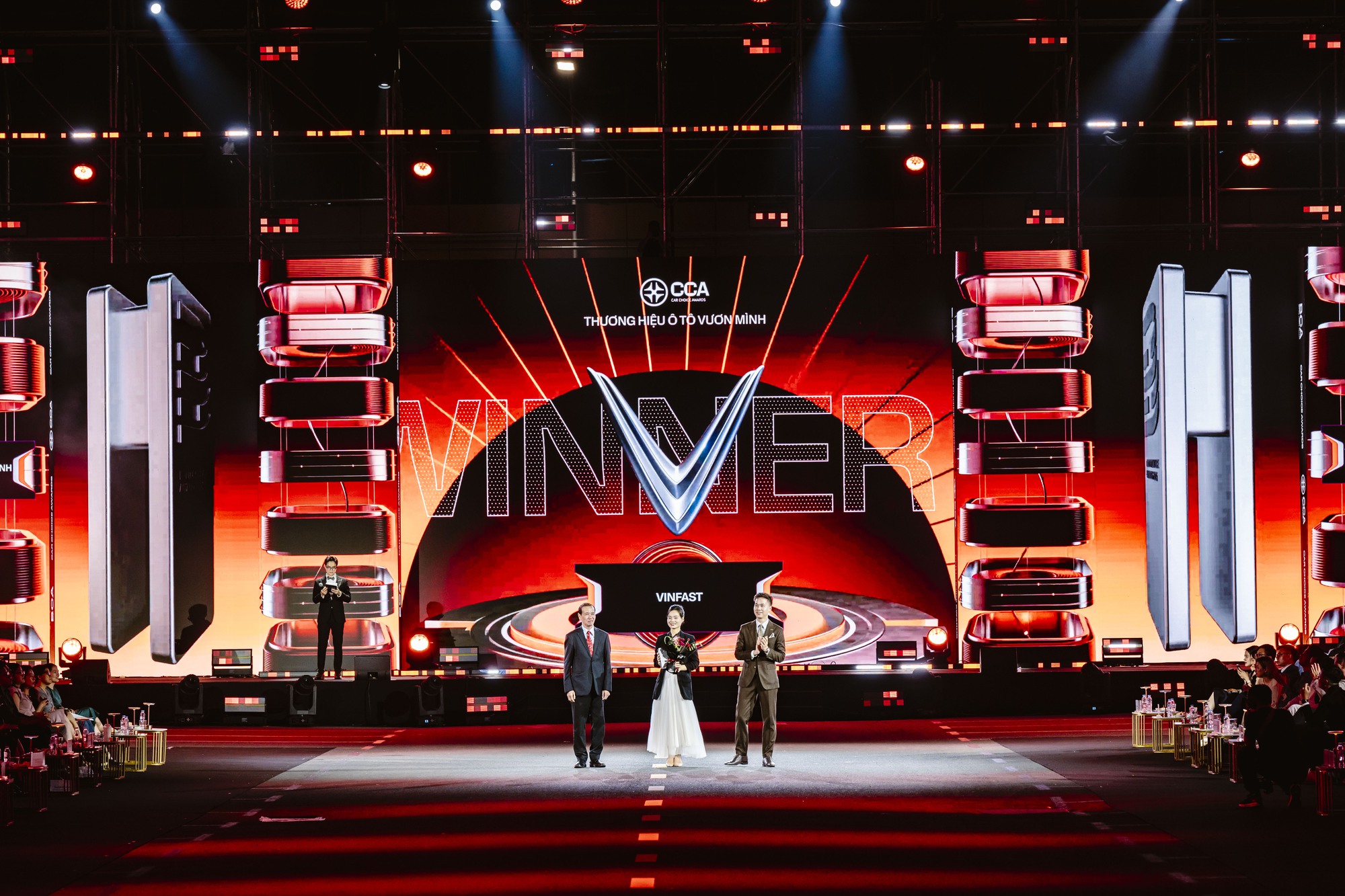 Hàng triệu lượt xem online, cả nghìn khán giả trực tiếp, 15 ô tô trị giá cả chục tỷ đồng cùng loạt con số ấn tượng trong đêm Gala CCA 2025- Ảnh 9.