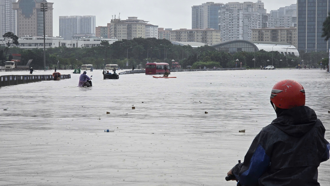 Mưa trắng trời, đường thành sông, người Hà Nội mang thuyền ra phố- Ảnh 1.