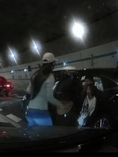 Xe gia đình gặp tai nạn, cậu bé 10 tuổi quỳ gối cầu xin giữa đường cao tốc để cứu mẹ- Ảnh 1.