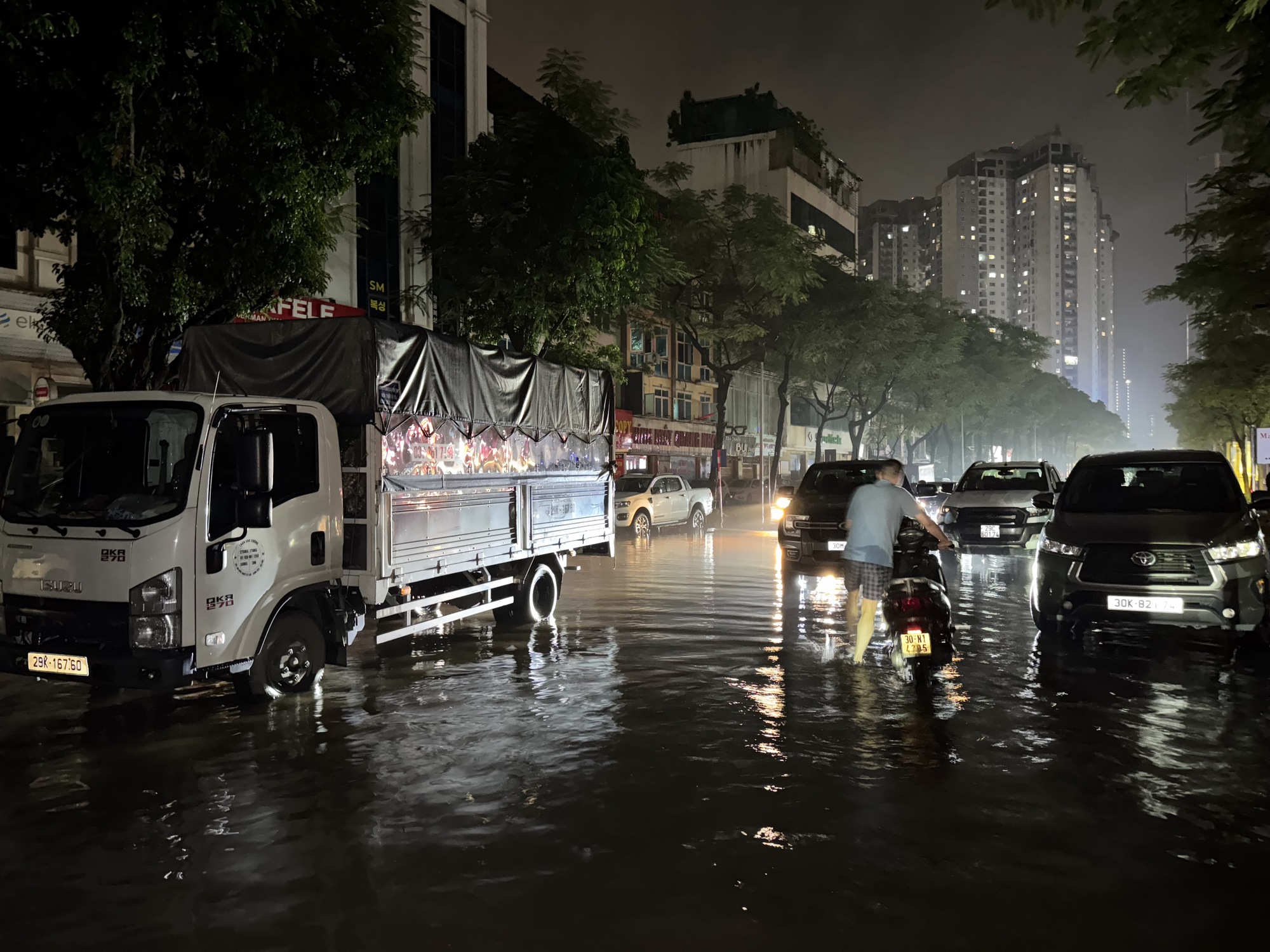 Đây là ‘tốc độ chuẩn’ nếu bạn muốn qua đường ngập an toàn; xe điện cũng đừng 'xem YouTube quá 180 phút!'- Ảnh 2.