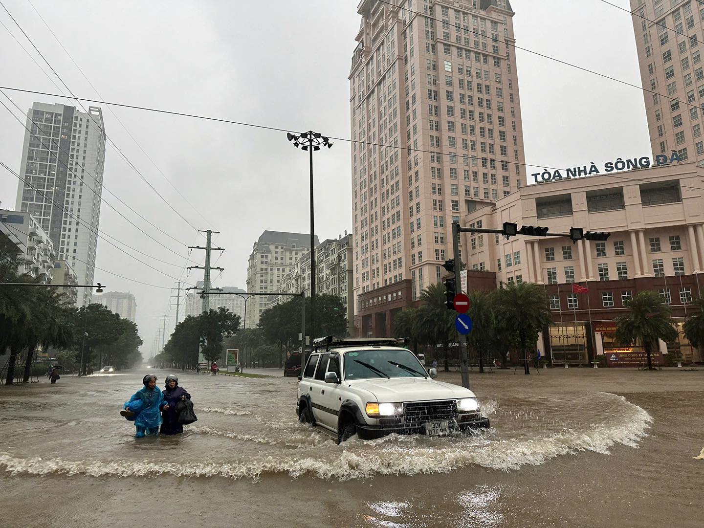 Đây là ‘tốc độ chuẩn’ nếu bạn muốn qua đường ngập an toàn; xe điện cũng đừng 'xem YouTube quá 180 phút!'- Ảnh 3.