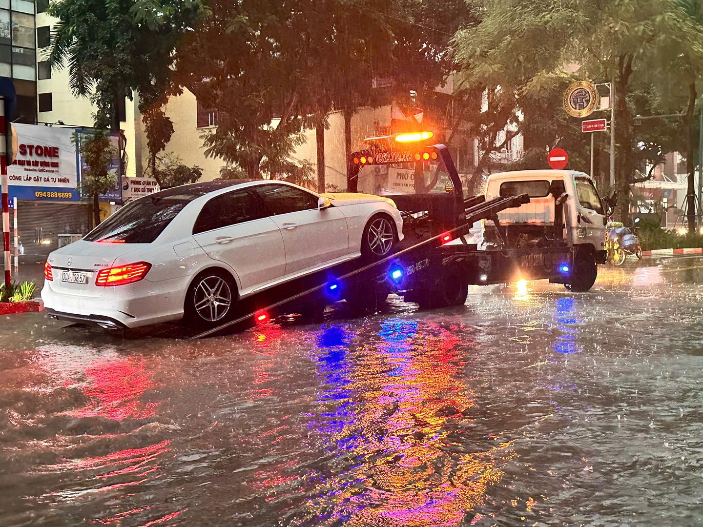 Đây là ‘tốc độ chuẩn’ nếu bạn muốn qua đường ngập an toàn; xe điện cũng đừng 'xem YouTube quá 180 phút!'- Ảnh 6.