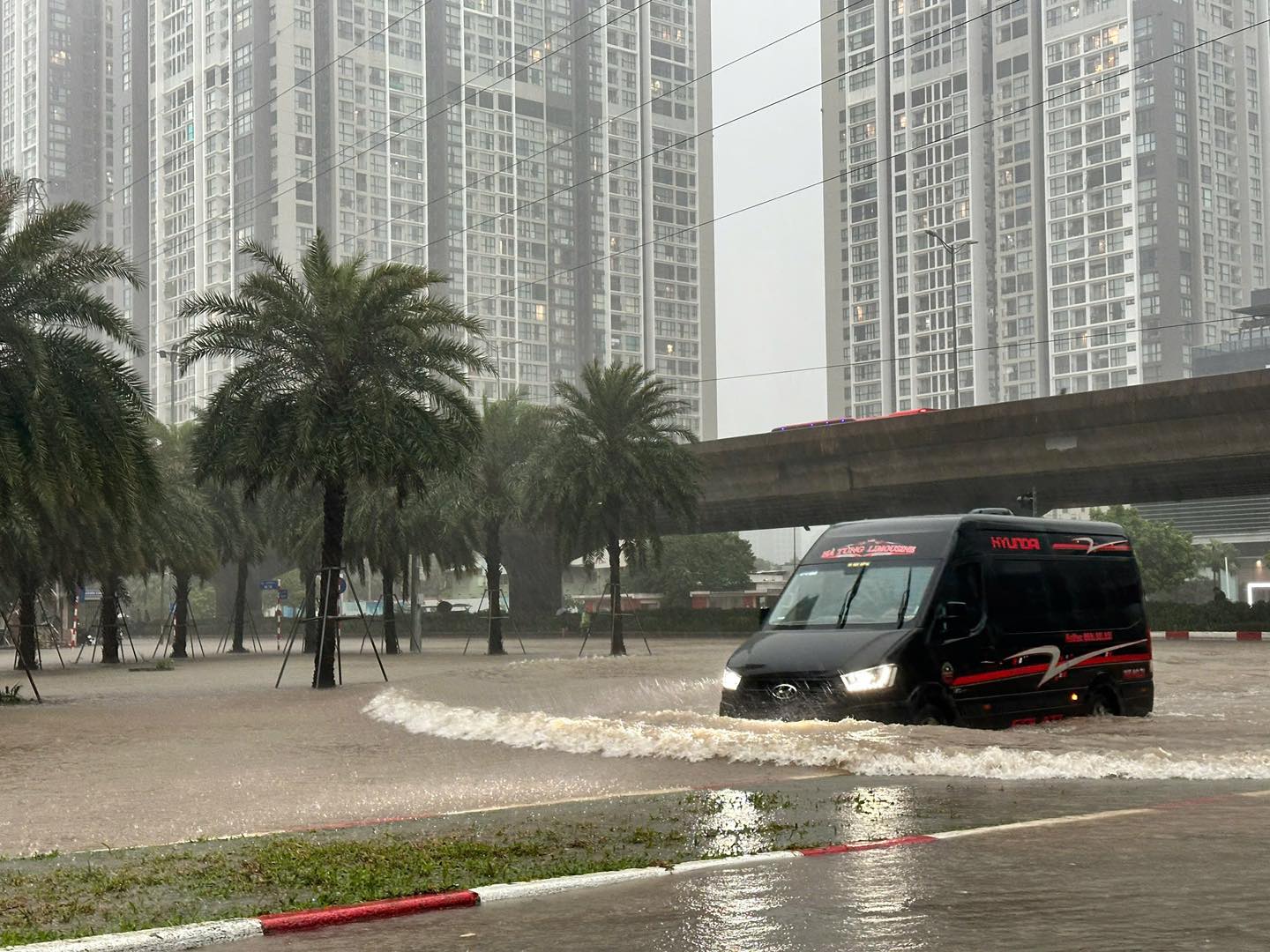 Đây là ‘tốc độ chuẩn’ nếu bạn muốn qua đường ngập an toàn; xe điện cũng đừng 'xem YouTube quá 180 phút!'- Ảnh 4.