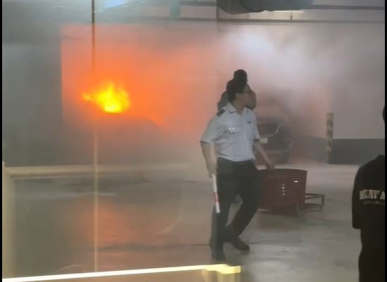 Ô tô BMW phát hỏa trong hầm gửi xe trung tâm thương mại ở TPHCM- Ảnh 1.