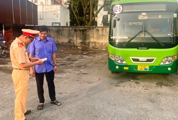 Tài xế chạy xe kiểu "ông trời con" phân trần về lý do vi phạm- Ảnh 1.