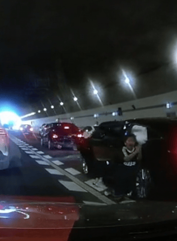 Xe gia đình gặp tai nạn, cậu bé 10 tuổi quỳ gối cầu xin giữa đường cao tốc để cứu mẹ- Ảnh 2.