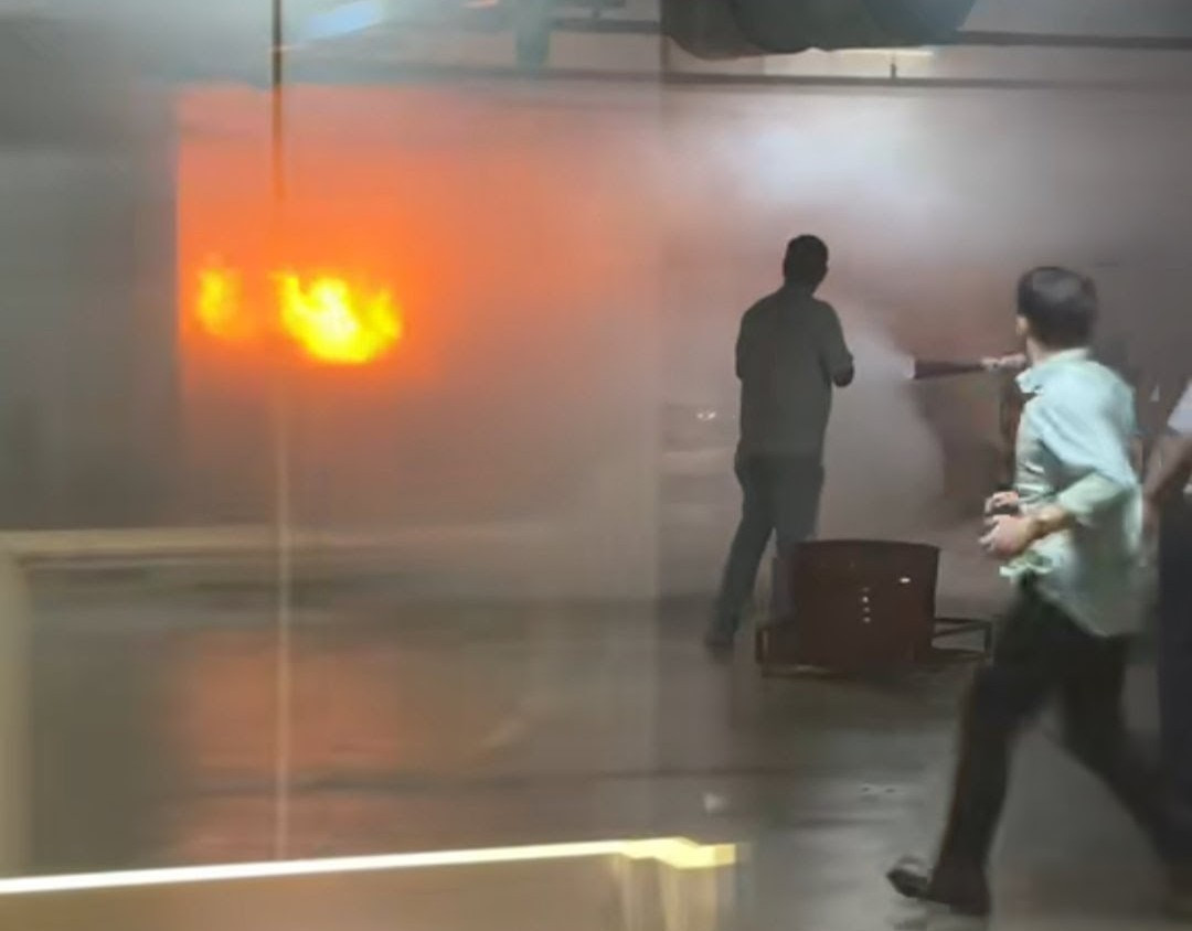 Ô tô BMW phát hỏa trong hầm gửi xe trung tâm thương mại ở TPHCM- Ảnh 2.