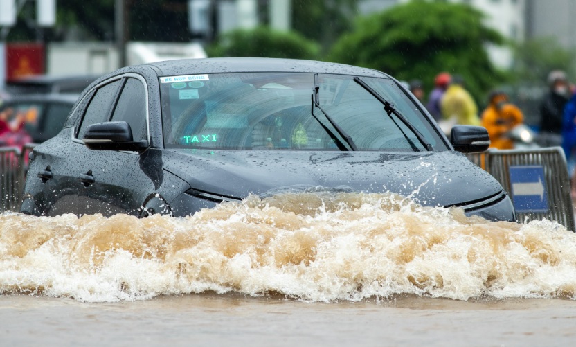 Đây là ‘tốc độ chuẩn’ nếu bạn muốn qua đường ngập an toàn; xe điện cũng đừng 'xem YouTube quá 180 phút!'- Ảnh 5.