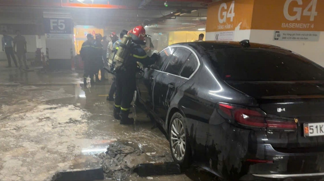 Ô tô BMW phát hỏa trong hầm gửi xe trung tâm thương mại ở TPHCM- Ảnh 3.