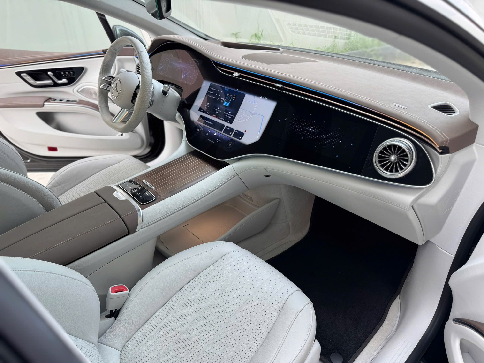 Chiếc Mercedes-Benz này mỗi 1km mất giá 1,6 triệu đồng, người mua tiết kiệm 1,3 tỷ đồng so với xe mới- Ảnh 8. Chiếc Mercedes-Benz này mỗi 1km mất giá 1,6 triệu đồng, người mua tiết kiệm 1,3 tỷ đồng so với xe mới- Ảnh 8.