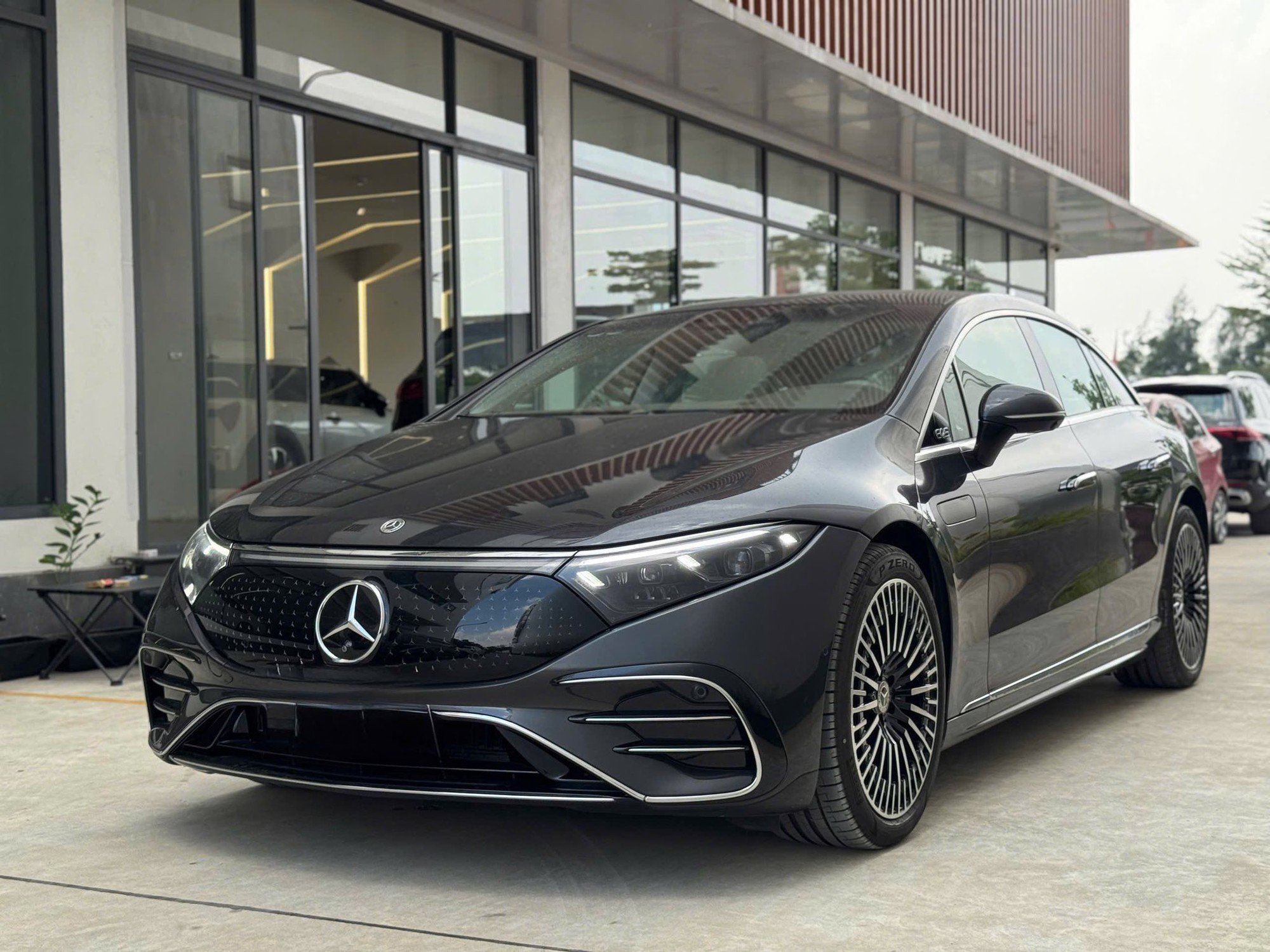 Chiếc Mercedes-Benz này mỗi 1km mất giá 1,6 triệu đồng, người mua tiết kiệm 1,3 tỷ đồng so với xe mới- Ảnh 4. Chiếc Mercedes-Benz này mỗi 1km mất giá 1,6 triệu đồng, người mua tiết kiệm 1,3 tỷ đồng so với xe mới- Ảnh 4.