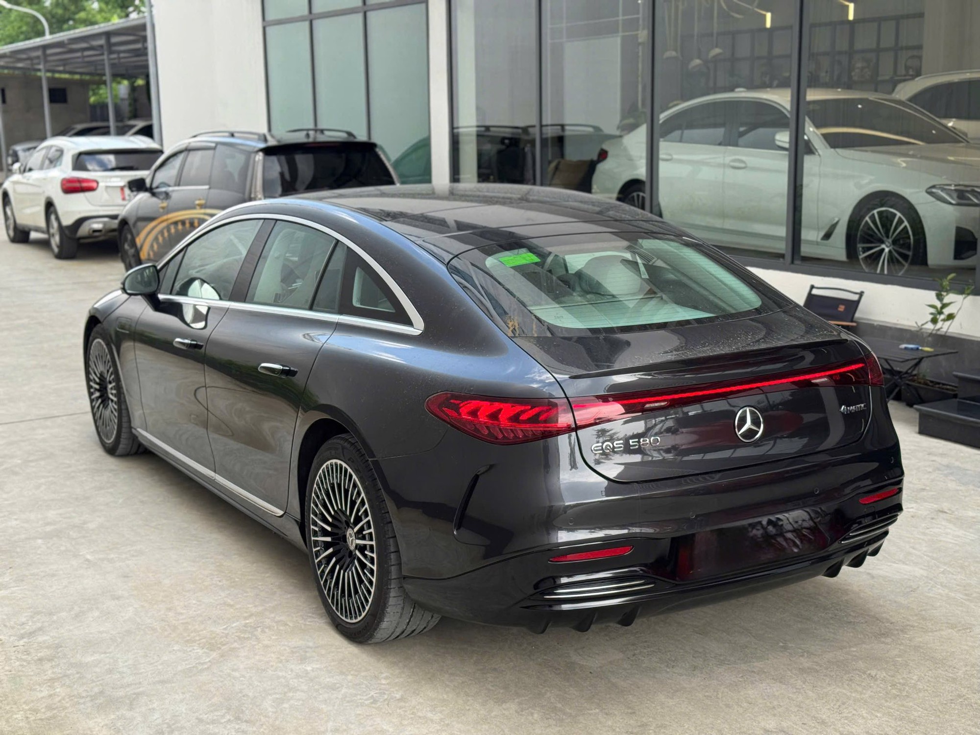 Chiếc Mercedes-Benz này mỗi 1km mất giá 1,6 triệu đồng, người mua tiết kiệm 1,3 tỷ đồng so với xe mới- Ảnh 3. Chiếc Mercedes-Benz này mỗi 1km mất giá 1,6 triệu đồng, người mua tiết kiệm 1,3 tỷ đồng so với xe mới- Ảnh 3.