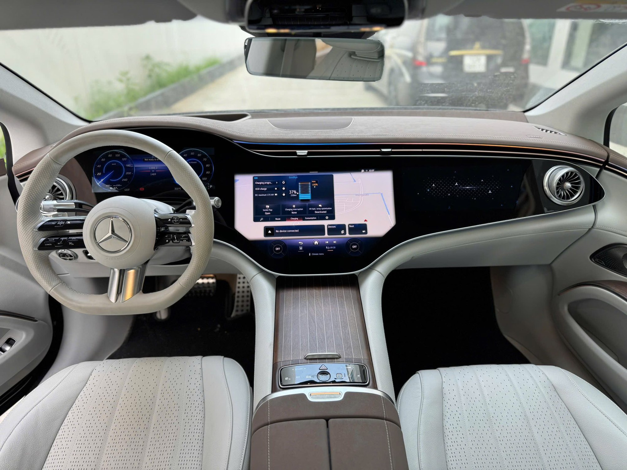 Chiếc Mercedes-Benz này mỗi 1km mất giá 1,6 triệu đồng, người mua tiết kiệm 1,3 tỷ đồng so với xe mới- Ảnh 6. Chiếc Mercedes-Benz này mỗi 1km mất giá 1,6 triệu đồng, người mua tiết kiệm 1,3 tỷ đồng so với xe mới- Ảnh 6.