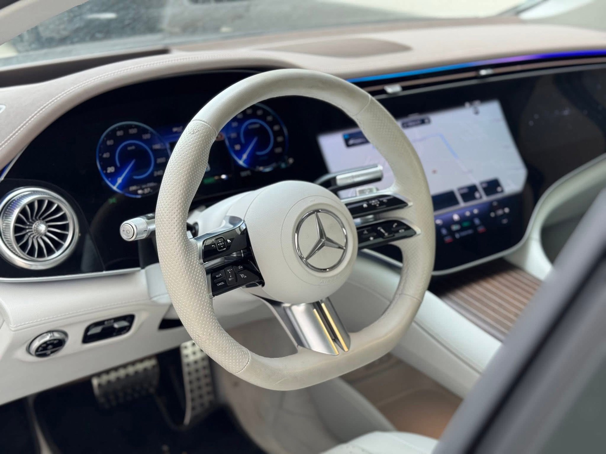 Chiếc Mercedes-Benz này mỗi 1km mất giá 1,6 triệu đồng, người mua tiết kiệm 1,3 tỷ đồng so với xe mới- Ảnh 7. Chiếc Mercedes-Benz này mỗi 1km mất giá 1,6 triệu đồng, người mua tiết kiệm 1,3 tỷ đồng so với xe mới- Ảnh 7.