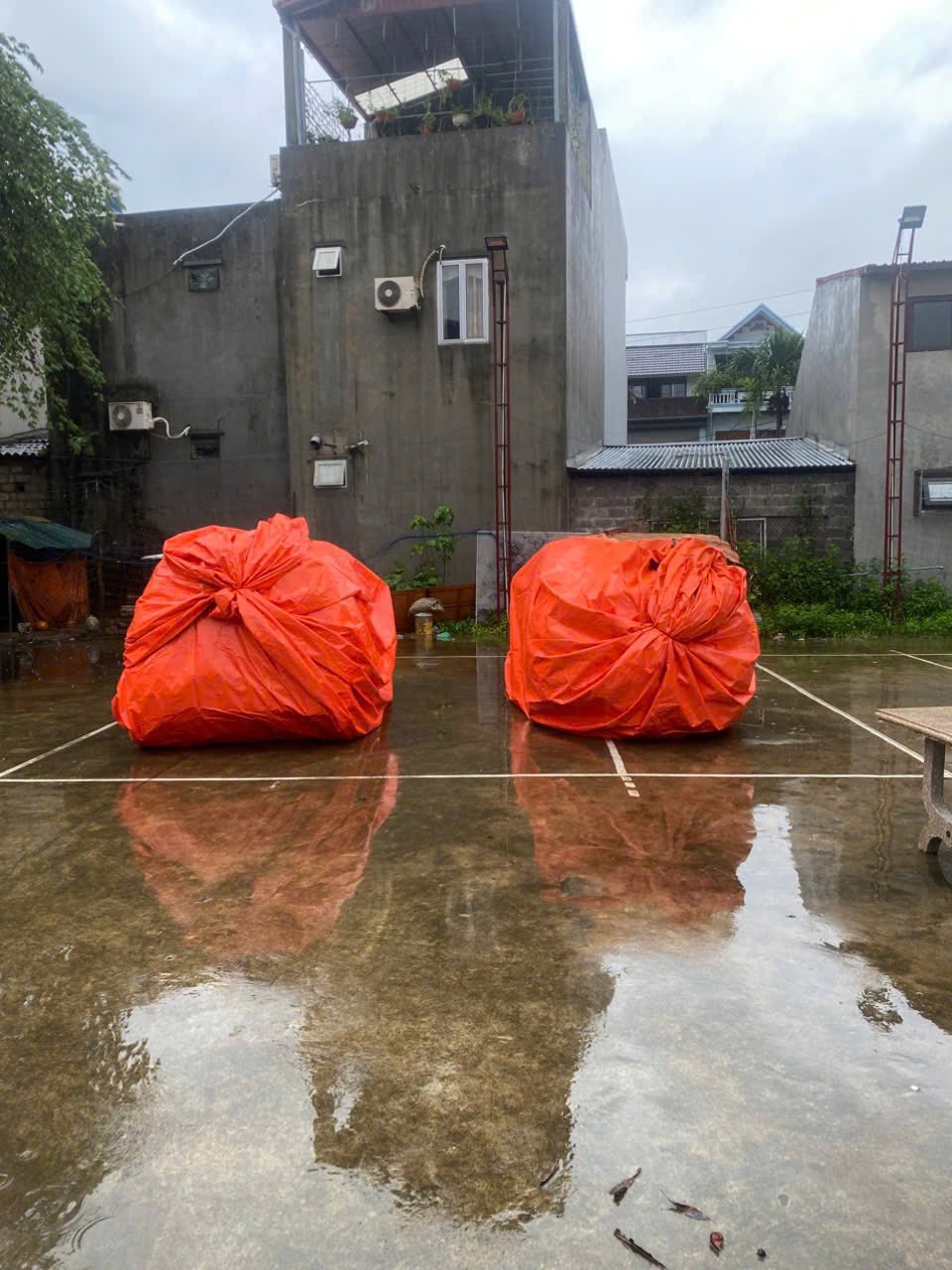 2 chiếc ô tô bị nước lũ cuốn trôi ở Thái Nguyên sáng 9/10: Chủ xe tiết lộ tình trạng hiện tại của "xế cưng"- Ảnh 1.