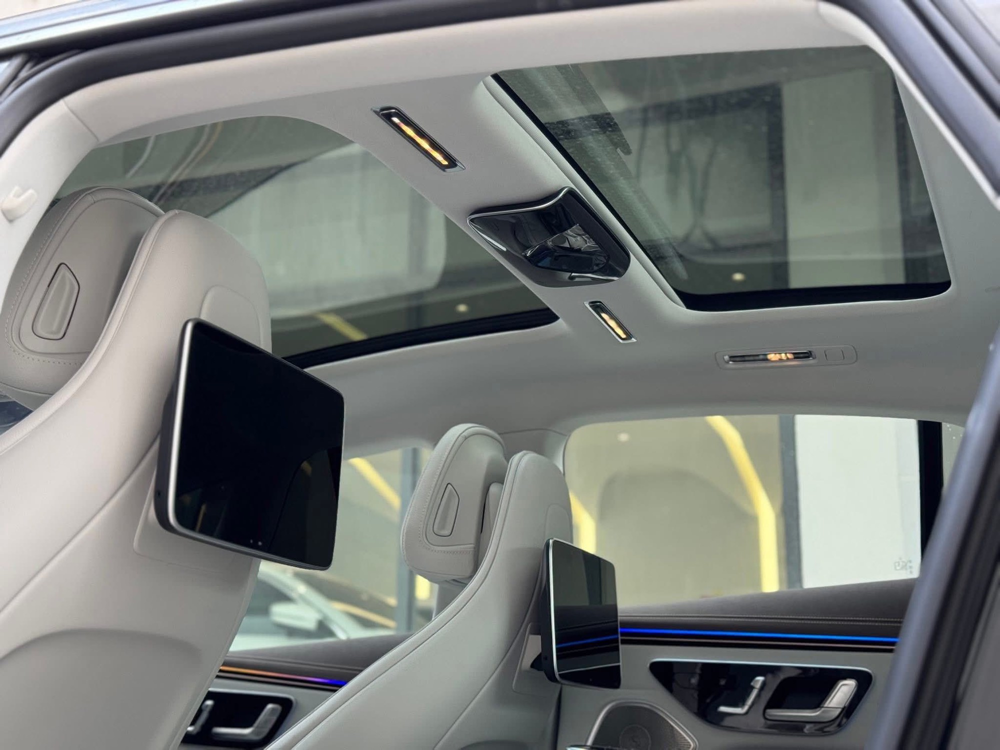 Chiếc Mercedes-Benz này mỗi 1km mất giá 1,6 triệu đồng, người mua tiết kiệm 1,3 tỷ đồng so với xe mới- Ảnh 9. Chiếc Mercedes-Benz này mỗi 1km mất giá 1,6 triệu đồng, người mua tiết kiệm 1,3 tỷ đồng so với xe mới- Ảnh 9.