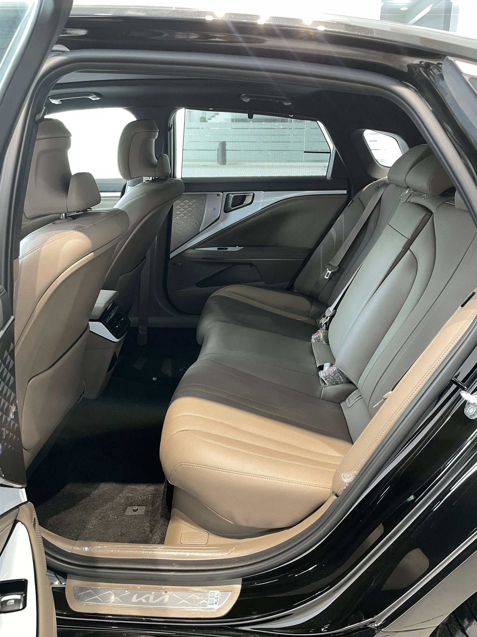 Kia K8 lần đầu được rao bán tại Việt Nam: Bản hybrid bắt đúng 'trend' sống xanh, giá gần 2 tỷ đồng, tương đương C-Class hay 330i nhưng rộng rãi hơn hẳn- Ảnh 7.