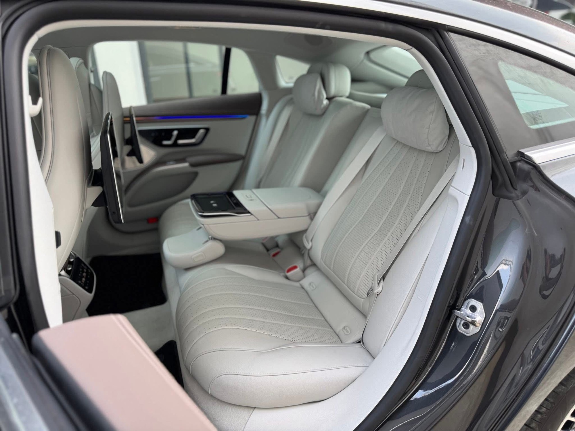 Chiếc Mercedes-Benz này mỗi 1km mất giá 1,6 triệu đồng, người mua tiết kiệm 1,3 tỷ đồng so với xe mới- Ảnh 10. Chiếc Mercedes-Benz này mỗi 1km mất giá 1,6 triệu đồng, người mua tiết kiệm 1,3 tỷ đồng so với xe mới- Ảnh 10.