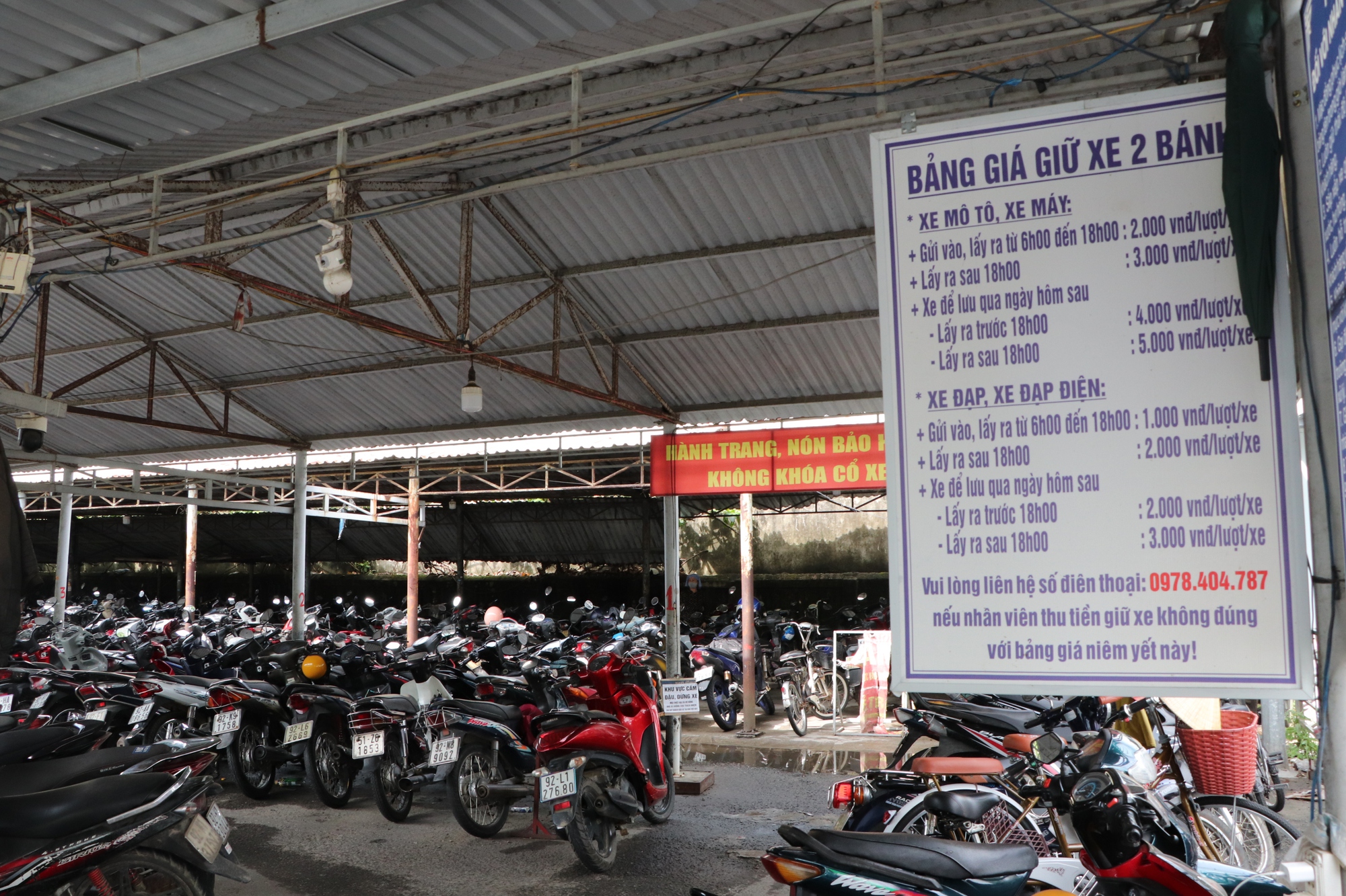 Clip: Giá giữ ô tô tại Bệnh viện Đa khoa Quảng Nam bị tố "cắt cổ"- Ảnh 2.