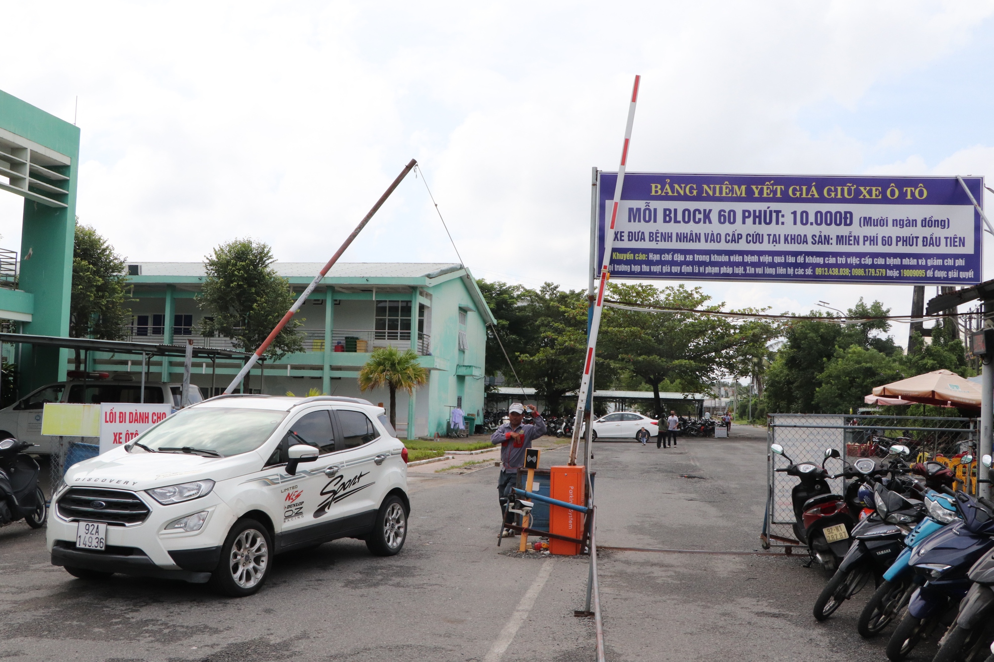 Clip: Giá giữ ô tô tại Bệnh viện Đa khoa Quảng Nam bị tố "cắt cổ"- Ảnh 1.