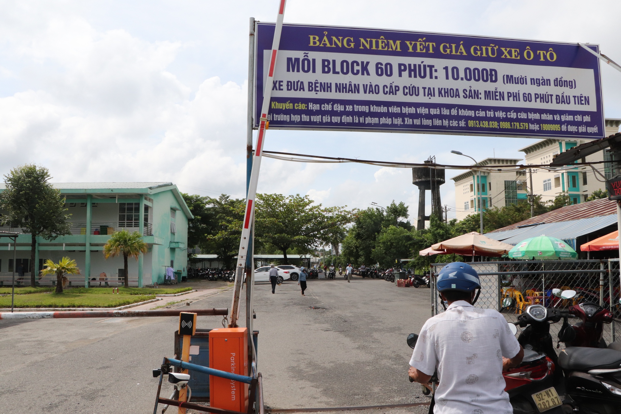 Clip: Giá giữ ô tô tại Bệnh viện Đa khoa Quảng Nam bị tố "cắt cổ"- Ảnh 3.