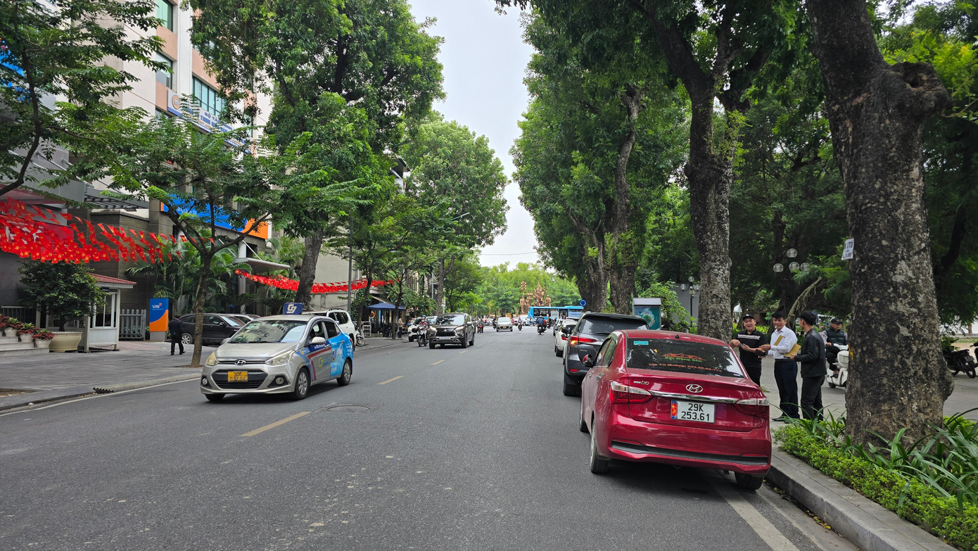 Camera AI 'phủ sóng' đường phố Hà Nội: Giảm vi phạm nhưng dân kêu trời vì thiếu bãi đỗ xe- Ảnh 1.