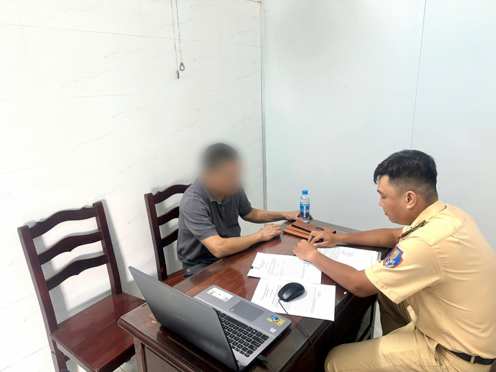 Phạt 19 triệu, trừ 4 điểm GPLX tài xế lái ô tô đi ngược chiều ở TP.HCM- Ảnh 1.