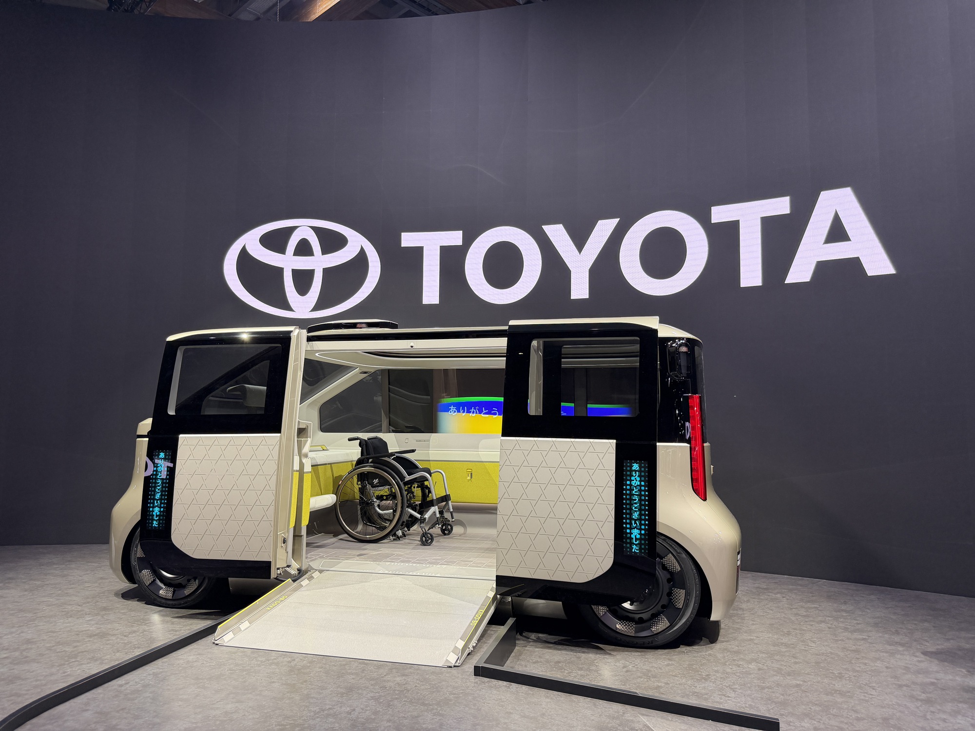 15 phút đi hết 4 gian Century, Lexus, Toyota, Daihatsu: Xe gì cũng có, giá nào cũng chơi, ai cũng có thứ dùng!- Ảnh 13. 15 phút đi hết 4 gian Century, Lexus, Toyota, Daihatsu: Xe gì cũng có, giá nào cũng chơi, ai cũng có thứ dùng!- Ảnh 13.