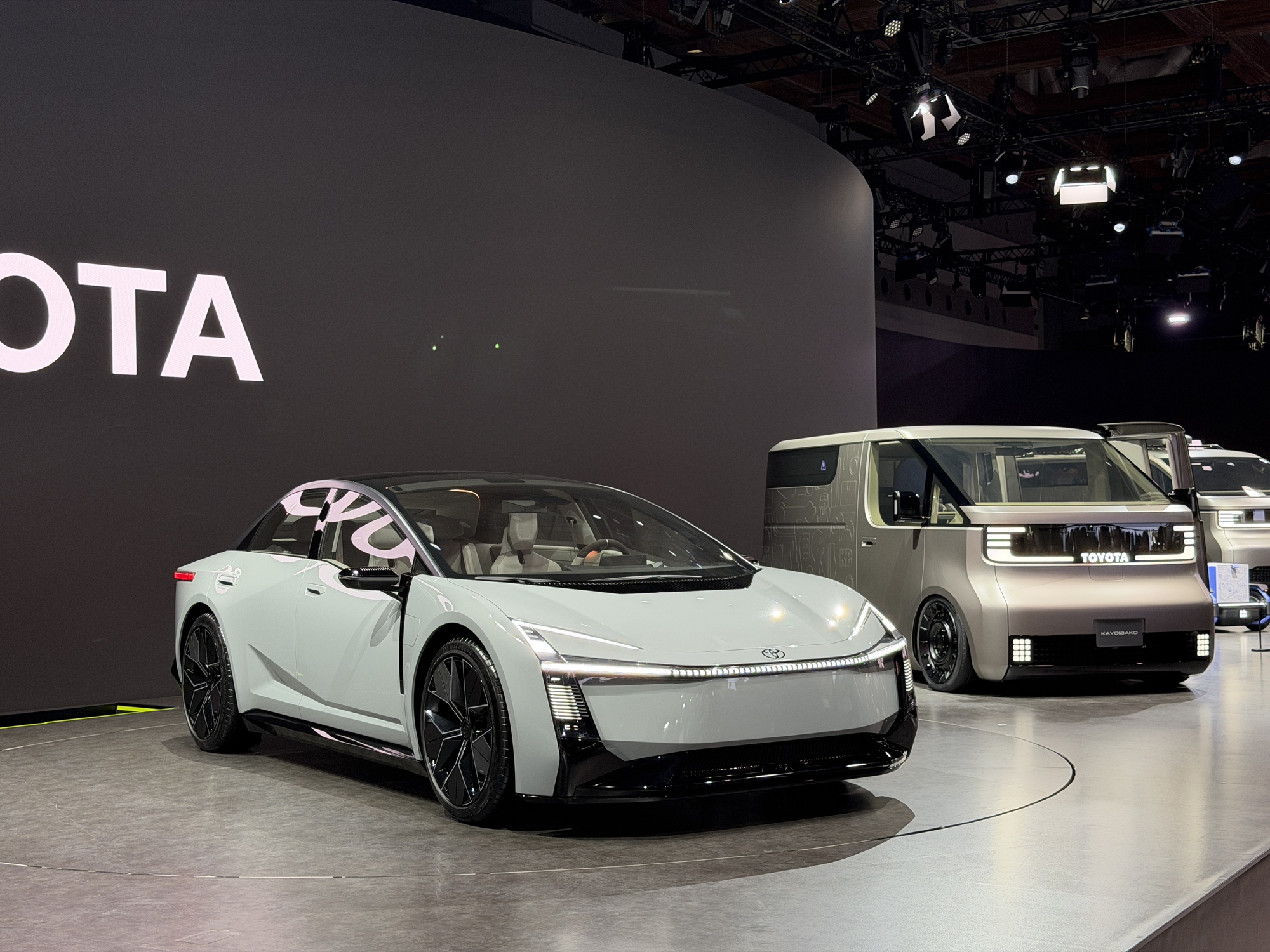 15 phút đi hết 4 gian Century, Lexus, Toyota, Daihatsu: Xe gì cũng có, giá nào cũng chơi, ai cũng có thứ dùng!- Ảnh 14. 15 phút đi hết 4 gian Century, Lexus, Toyota, Daihatsu: Xe gì cũng có, giá nào cũng chơi, ai cũng có thứ dùng!- Ảnh 14.