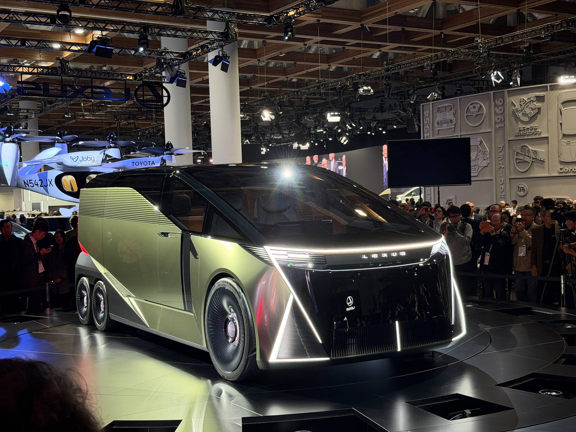 15 phút đi hết 4 gian Century, Lexus, Toyota, Daihatsu: Xe gì cũng có, giá nào cũng chơi, ai cũng có thứ dùng!- Ảnh 3. 15 phút đi hết 4 gian Century, Lexus, Toyota, Daihatsu: Xe gì cũng có, giá nào cũng chơi, ai cũng có thứ dùng!- Ảnh 3.