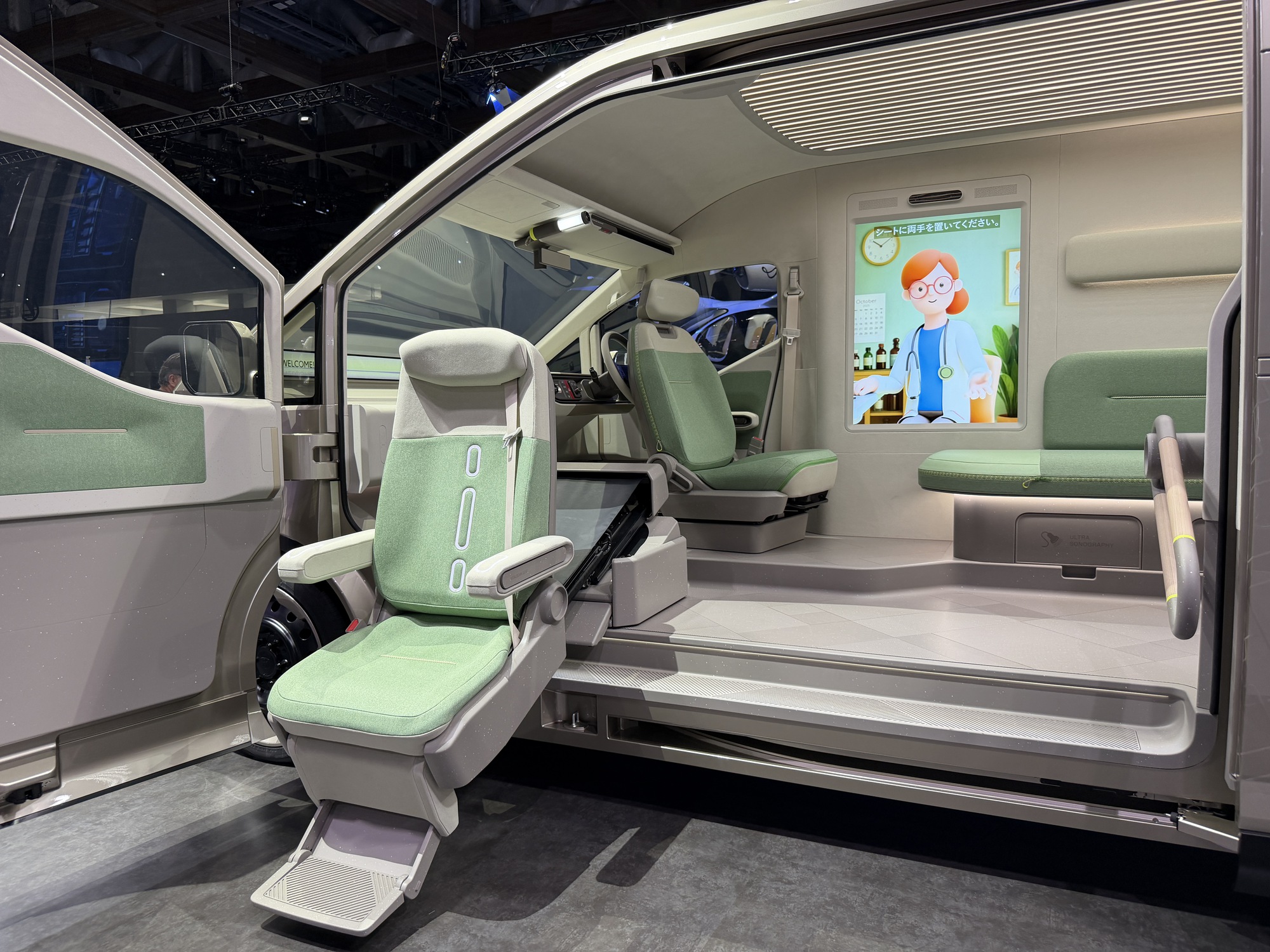 15 phút đi hết 4 gian Century, Lexus, Toyota, Daihatsu: Xe gì cũng có, giá nào cũng chơi, ai cũng có thứ dùng!- Ảnh 6. 15 phút đi hết 4 gian Century, Lexus, Toyota, Daihatsu: Xe gì cũng có, giá nào cũng chơi, ai cũng có thứ dùng!- Ảnh 6.