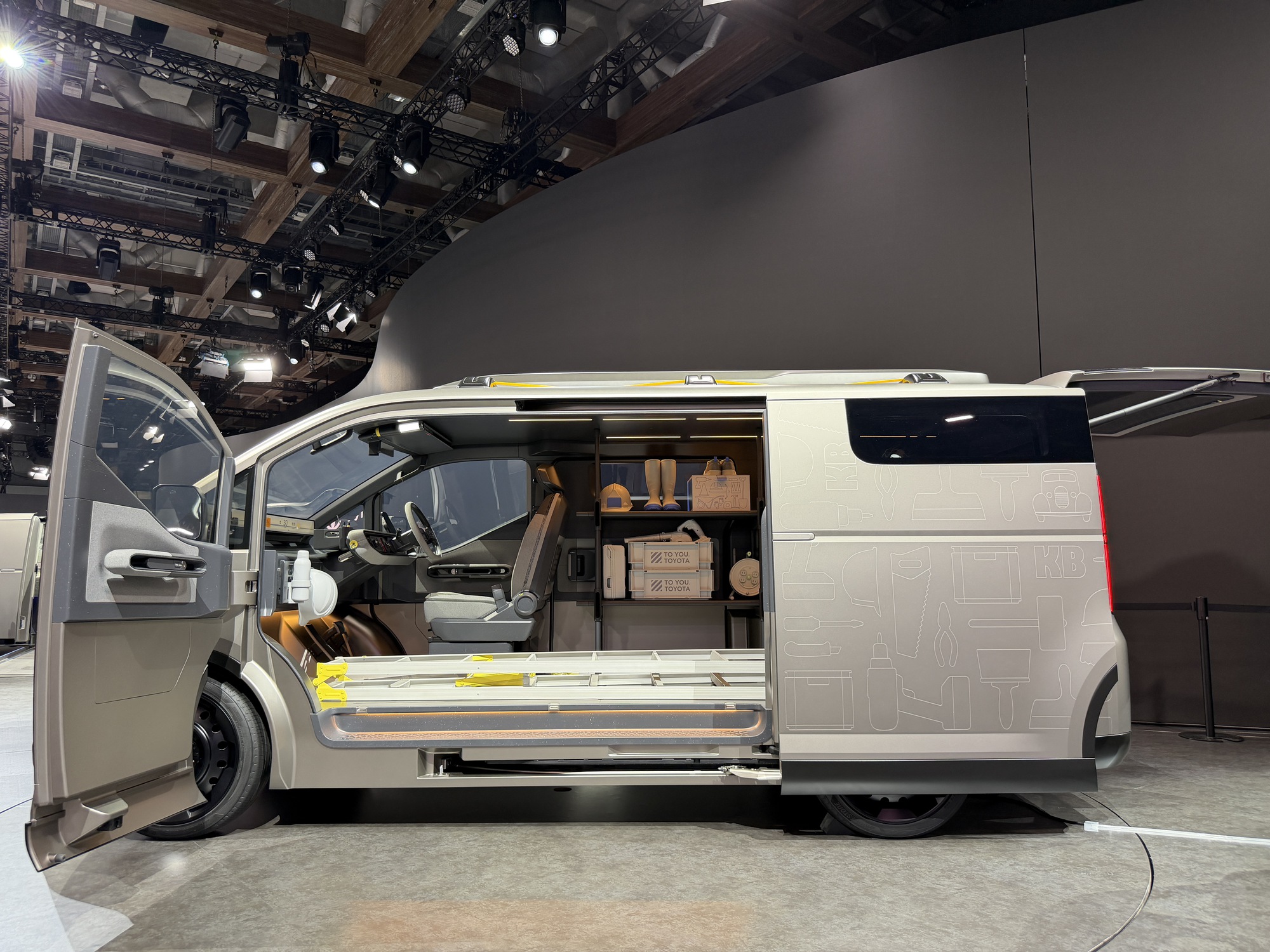 15 phút đi hết 4 gian Century, Lexus, Toyota, Daihatsu: Xe gì cũng có, giá nào cũng chơi, ai cũng có thứ dùng!- Ảnh 8. 15 phút đi hết 4 gian Century, Lexus, Toyota, Daihatsu: Xe gì cũng có, giá nào cũng chơi, ai cũng có thứ dùng!- Ảnh 8.