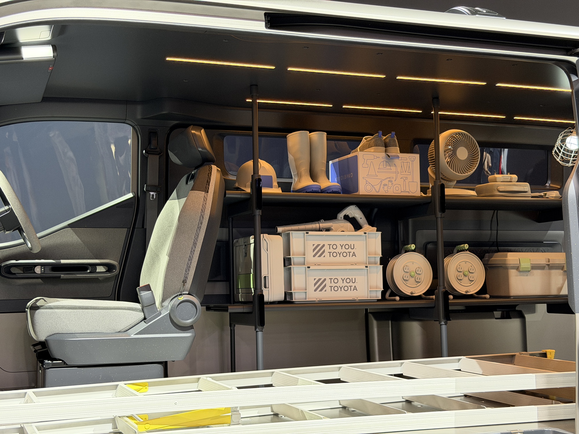 15 phút đi hết 4 gian Century, Lexus, Toyota, Daihatsu: Xe gì cũng có, giá nào cũng chơi, ai cũng có thứ dùng!- Ảnh 9. 15 phút đi hết 4 gian Century, Lexus, Toyota, Daihatsu: Xe gì cũng có, giá nào cũng chơi, ai cũng có thứ dùng!- Ảnh 9.