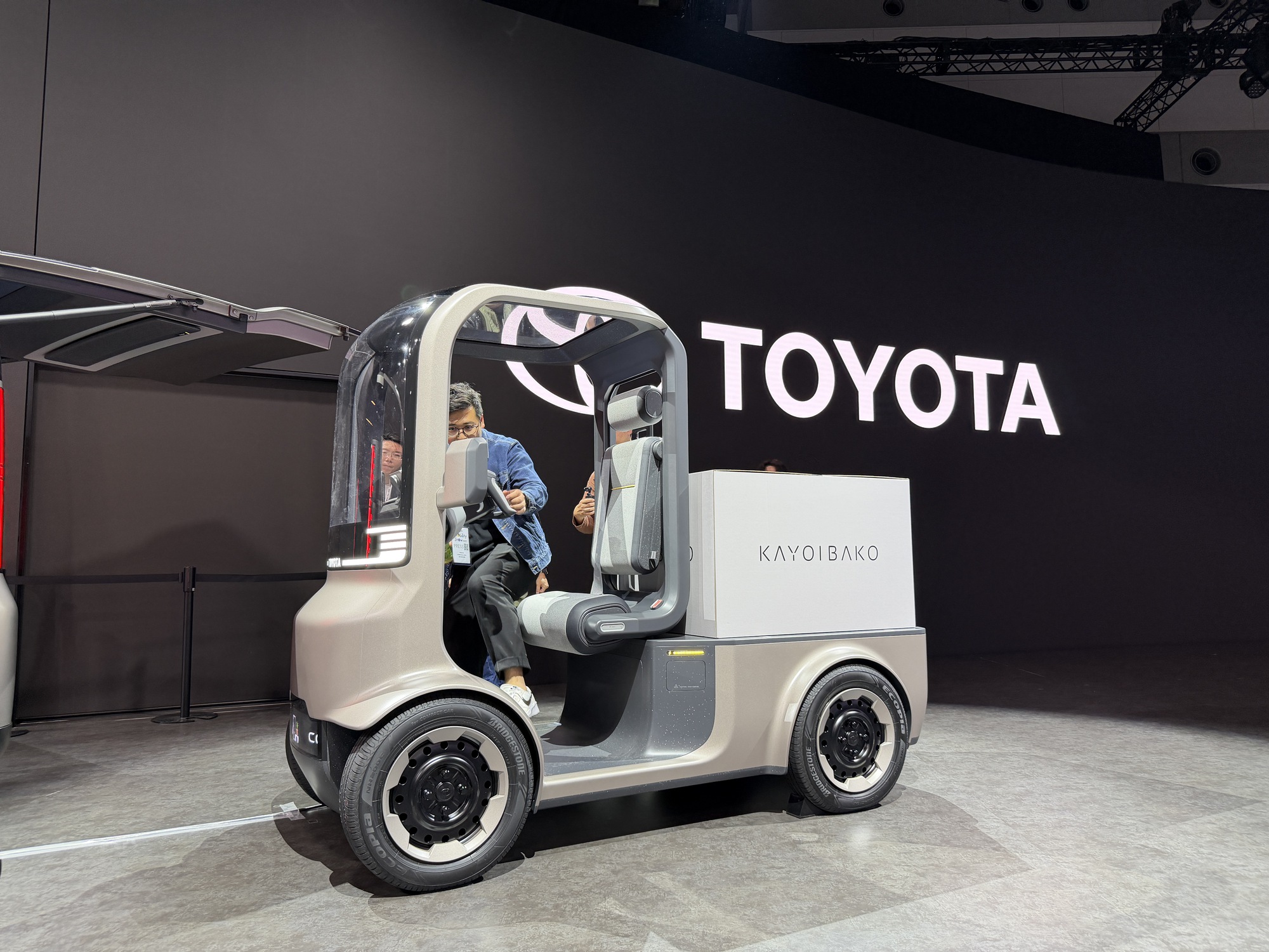 15 phút đi hết 4 gian Century, Lexus, Toyota, Daihatsu: Xe gì cũng có, giá nào cũng chơi, ai cũng có thứ dùng!- Ảnh 10. 15 phút đi hết 4 gian Century, Lexus, Toyota, Daihatsu: Xe gì cũng có, giá nào cũng chơi, ai cũng có thứ dùng!- Ảnh 10.