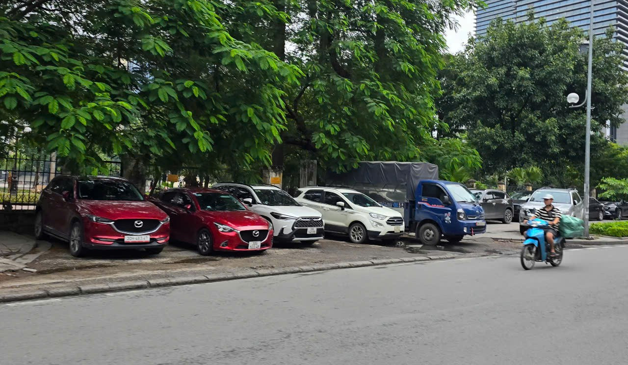 Camera AI 'phủ sóng' đường phố Hà Nội: Giảm vi phạm nhưng dân kêu trời vì thiếu bãi đỗ xe- Ảnh 3.