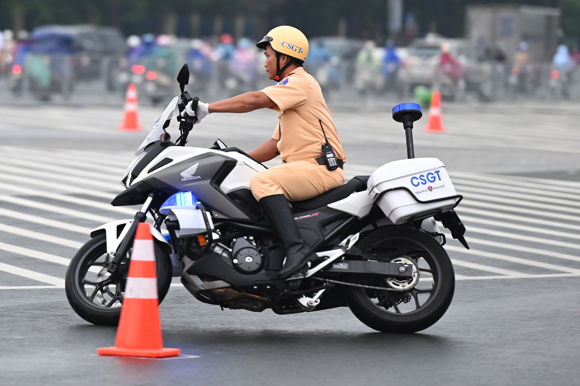 Xe tay ga 'phi thuyền' của Honda đang được rao bán ở Việt Nam, dùng chung một thứ với xe dẫn đoàn CSGT- Ảnh 5. Xe tay ga 'phi thuyền' của Honda đang được rao bán ở Việt Nam, dùng chung một thứ với xe dẫn đoàn CSGT- Ảnh 5.