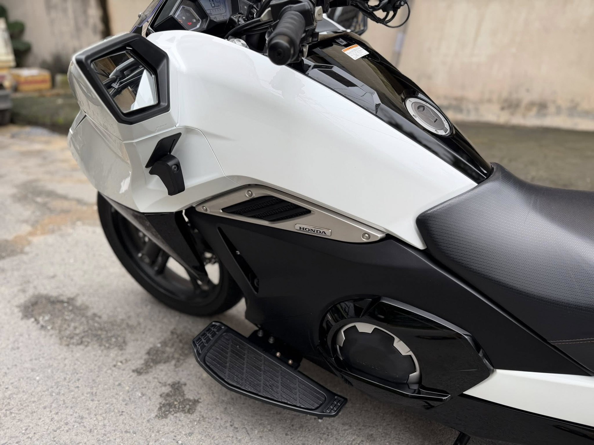 Xe tay ga 'phi thuyền' của Honda đang được rao bán ở Việt Nam, dùng chung một thứ với xe dẫn đoàn CSGT- Ảnh 10. Xe tay ga 'phi thuyền' của Honda đang được rao bán ở Việt Nam, dùng chung một thứ với xe dẫn đoàn CSGT- Ảnh 10.