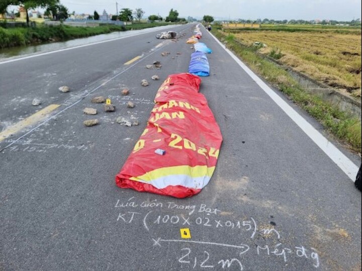 Khởi tố một phụ nữ chặn đường phơi thóc khiến người đi xe máy tử vong- Ảnh 1.