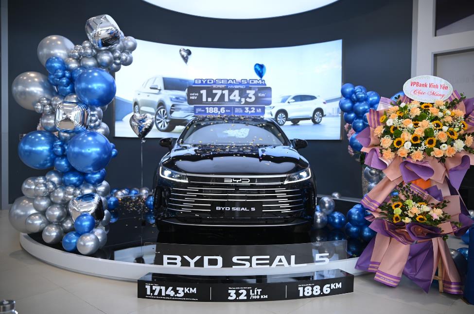 Seal 5 tạo 'cơn sốt' khi ra mắt tại BYD Vĩnh Ph&uacute;c: Kh&aacute;ch tấp nập xem xe, trải nghiệm hệ sinh th&aacute;i dịch vụ to&agrave;n diện từ đại l&yacute;- Ảnh 3.