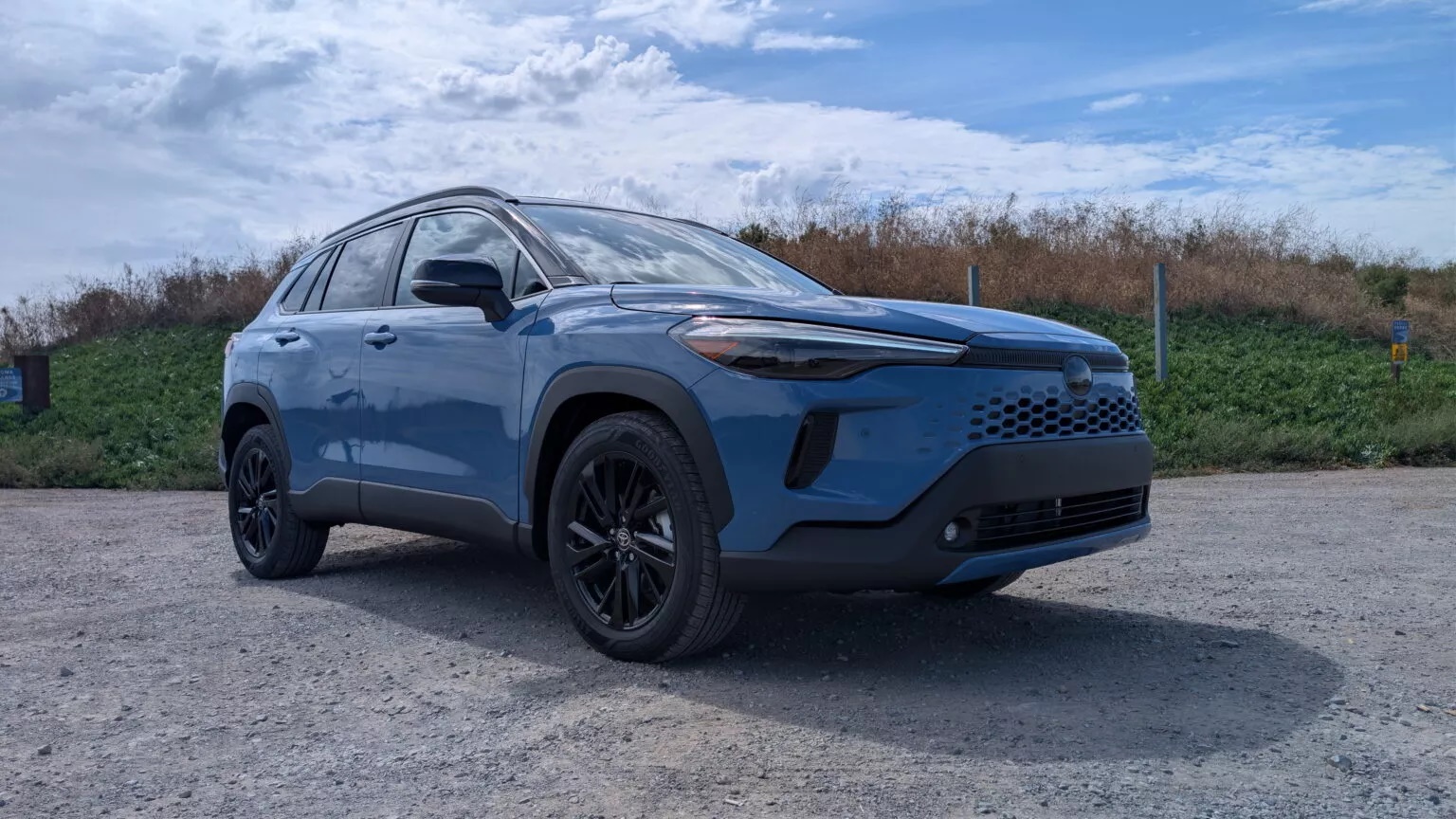 'Toyota Corolla Cross giờ hay như RAV4, thiết kế gợi cảm giác Lexus nhưng tiếng ồn là điểm trừ'- Ảnh 1.