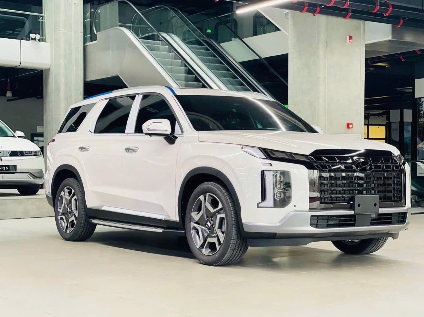 Hyundai Palisade tiếp tục ưu đãi ‘khủng’: Giảm 200 triệu tiền mặt, xuống cạnh tranh với Everest, Fortuner- Ảnh 2.