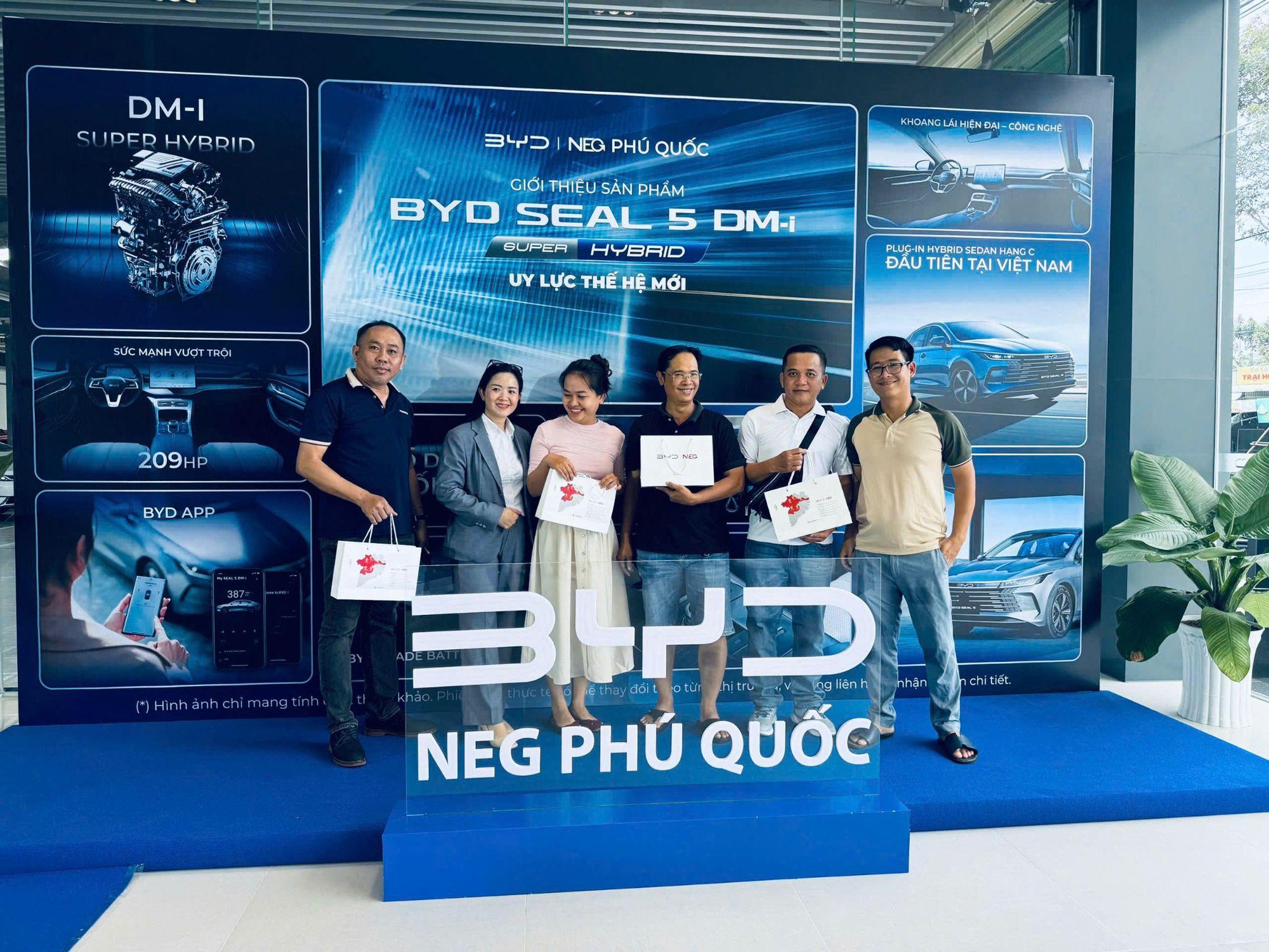 BYD NEG Phú Quốc mở bán BYD Seal 5, đã có khách hàng nhận xe ngay trong ngày đầu- Ảnh 2.