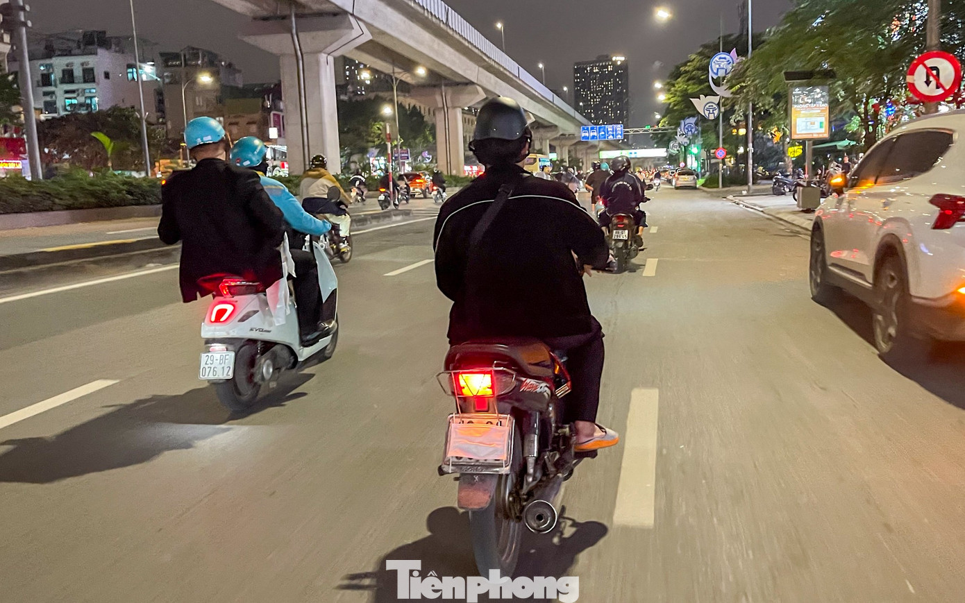 Muôn kiểu chiêu trò che biển né ‘mắt thần’ AI trên đường phố Hà Nội- Ảnh 15.