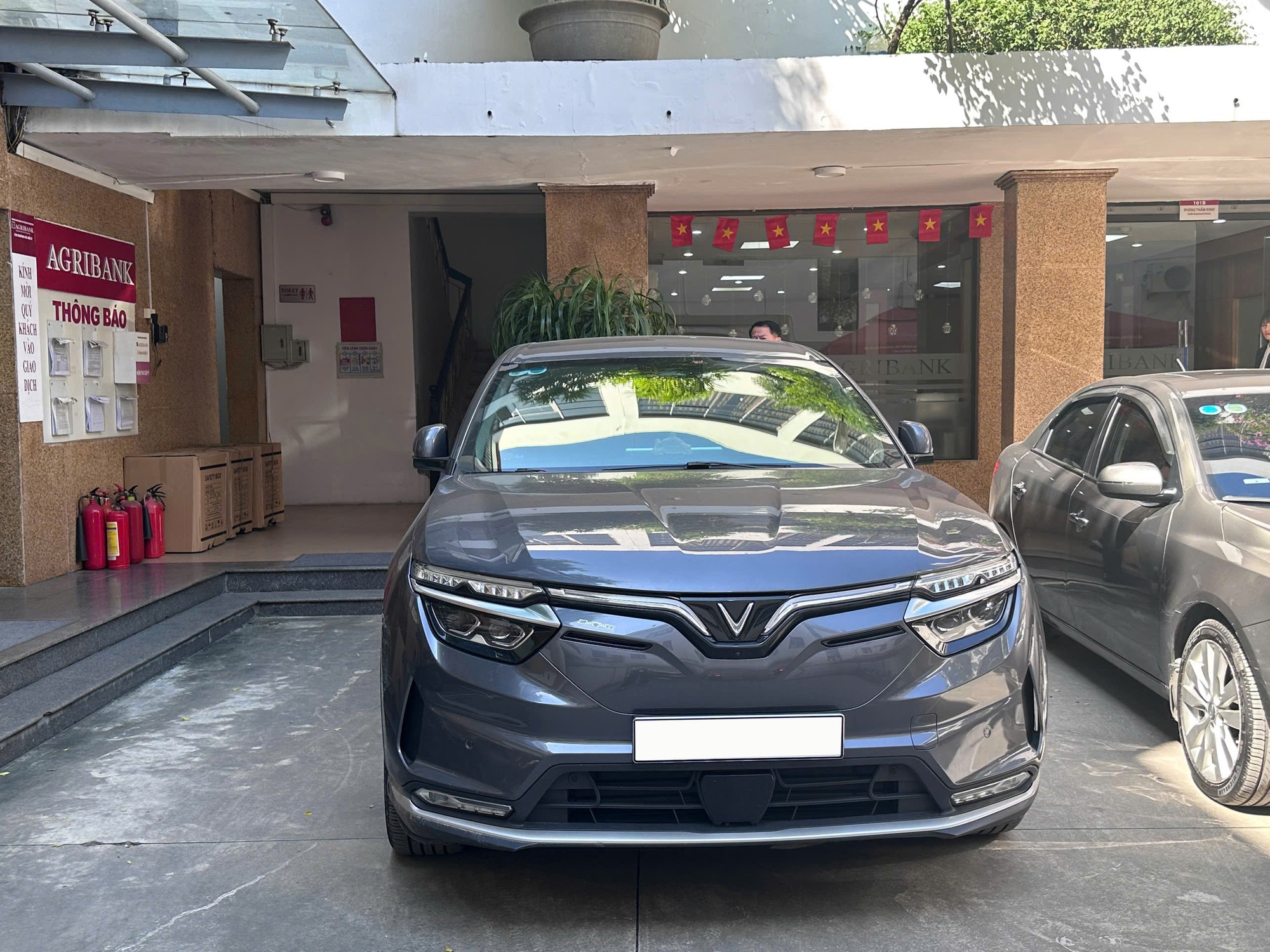 Đổi 2 xe VinFast VF 8 trong 2 năm liên tiếp, chủ xe chia sẻ: “Từng lái đủ loại xe xăng, giờ quay lại chắc không nổi”- Ảnh 2. Đổi 2 xe VinFast VF 8 trong 2 năm liên tiếp, chủ xe chia sẻ: “Từng lái đủ loại xe xăng, giờ quay lại chắc không nổi”- Ảnh 2.