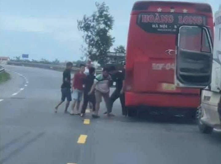 CLIP: Xe khách va xe container dưng giữa đường, ngươi trên xe lao xuông đanh 'hội đồng'- Ảnh 1.