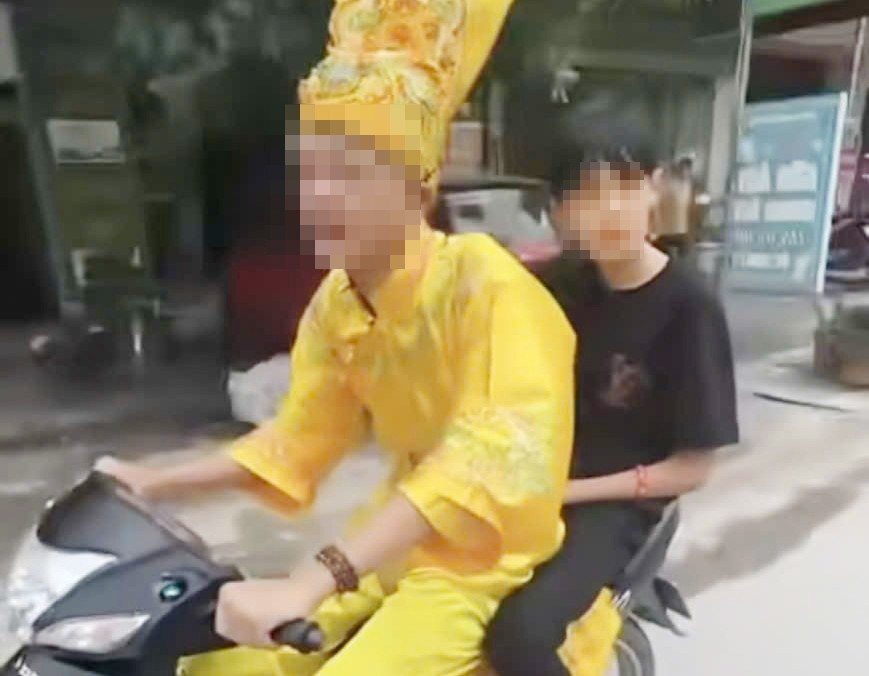 ‘Táo giao thông’ phóng xe không mũ, bị Cảnh sát giao thông xử phạt hàng loạt lỗi- Ảnh 1.