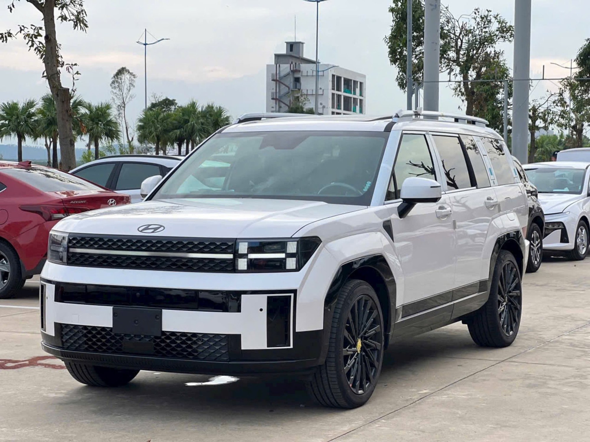 Cầm 1 tỷ đồng mua SUV gầm cao: Santa Fe ưu đãi ‘khủng’ đối đầu chất thực dụng của Fortuner, mu-X và CX-8- Ảnh 1.